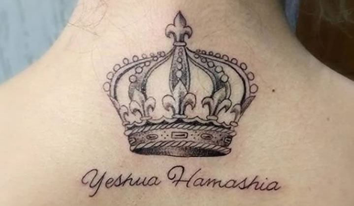 tatuagem de coroa no dedo