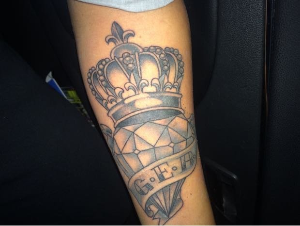 tatuagem de coroa com rosa
