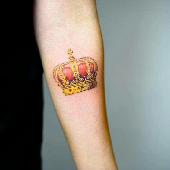 tatuagem de coroa estilizada