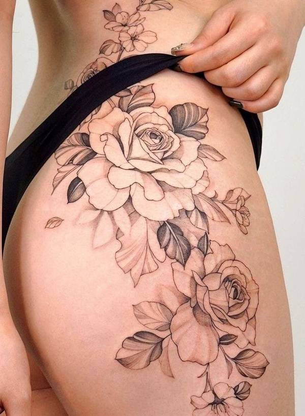 tatuagem de flor na bunda