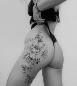 Como Escolher o Tamanho Ideal para sua Tatuagem de Flor no Bumbum
