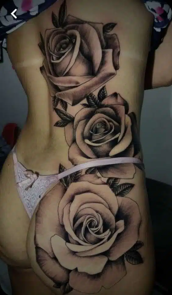 Como Escolher o Tamanho Ideal para sua Tatuagem de Flor no Bumbum