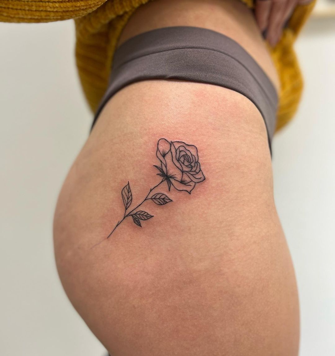 tatuagem de flor na bunda