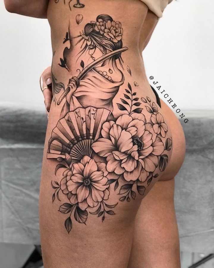 Como Escolher o Tamanho Ideal para sua Tatuagem de Flor no Bumbum