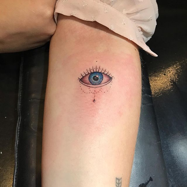 5 ideias de títulos:
1. Tatuagem de Olho: Guia Completo de Significados e Estilos
2. Olho Grego vs. Olho de Hórus: Qual Tatuagem Escolher?
3. O Poder da Vigilância: Tatuagens de Olho na Nuca e Antebraço
4. Desvendando o Olho que Tudo Vê: Simbolismo e Interpretações
5. Tatuagem de Olho Minimalista: Simplicidade com Profundidade