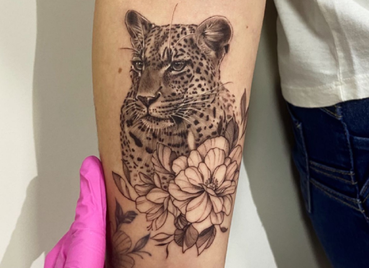 Tatuagem de Onça Feminina: Inspirações Delicadas e Ousadas