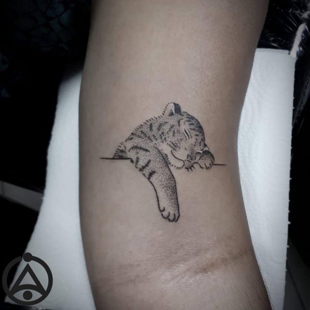 Onça com Flores: O Equilíbrio entre Força e Delicadeza na Tatuagem