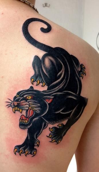 tatuagem pantera com flores feminina