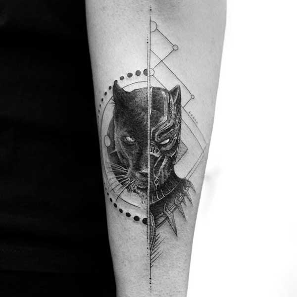 tatuagem pantera com flores feminina