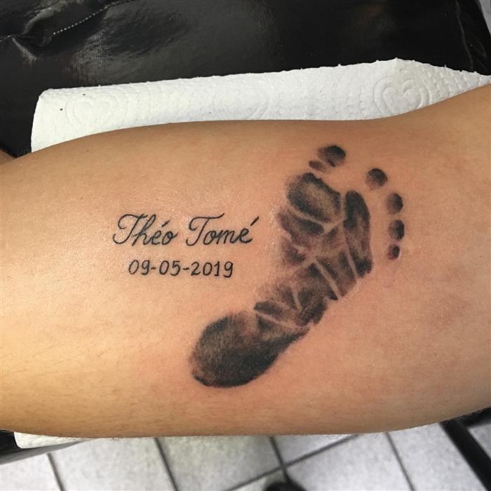 tatuagem de pezinho de bebê com nome