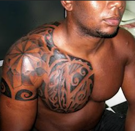 tatuagem preta em pele negra