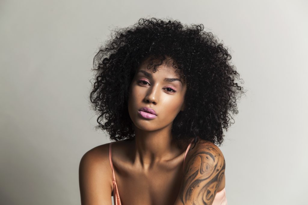 tatuador especialista em pele negra
