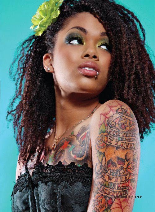 tatuagem colorida em pele negra
