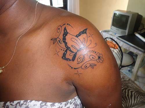 melhores cores para tatuagem em pele negra