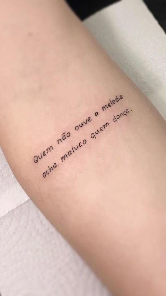 tatuagem escrita no braço feminina