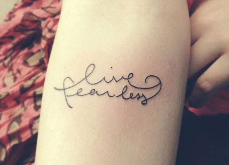 tatuagem escrita no braço feminina