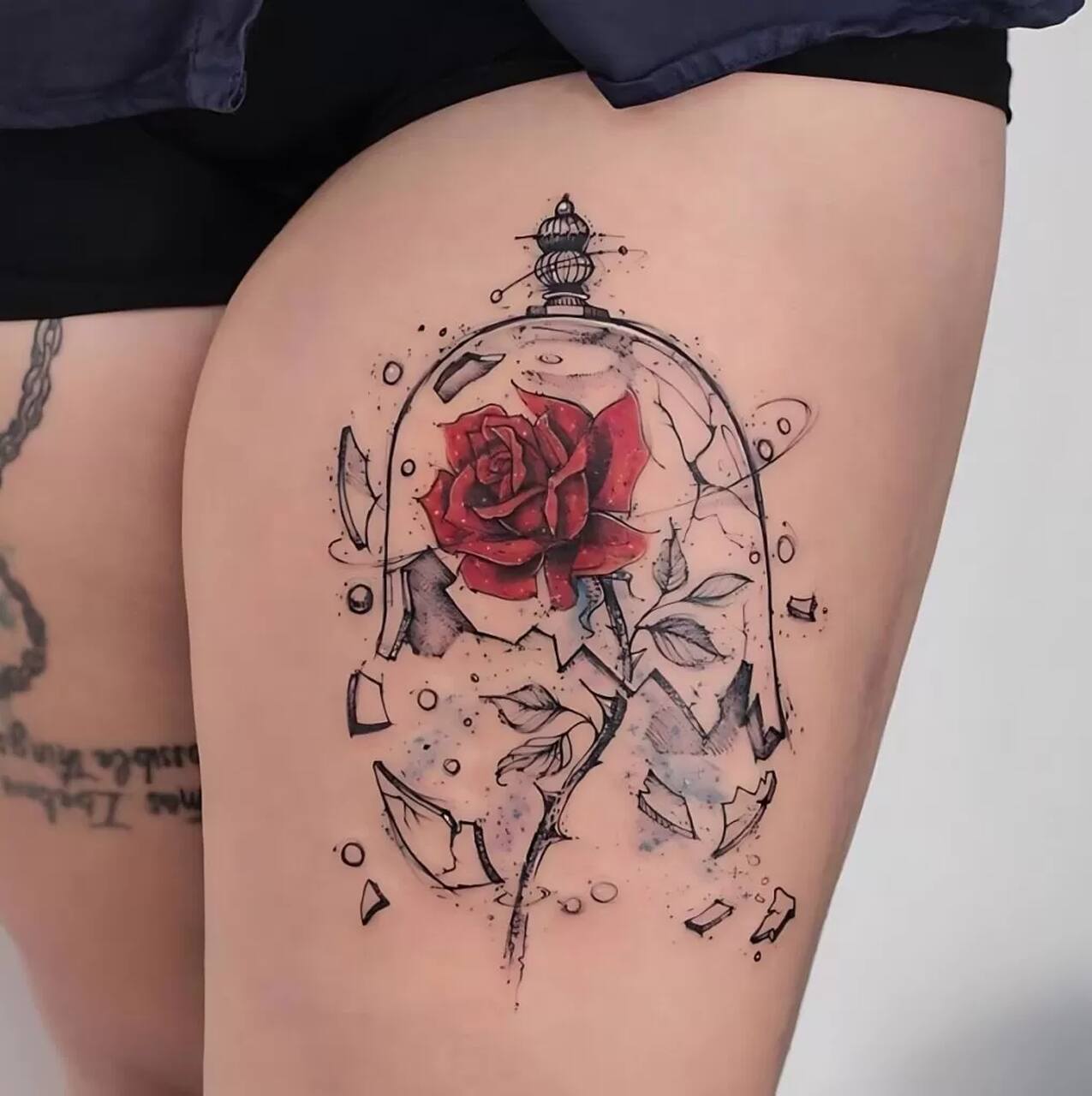 tatuagem feminina na coxa aquarela