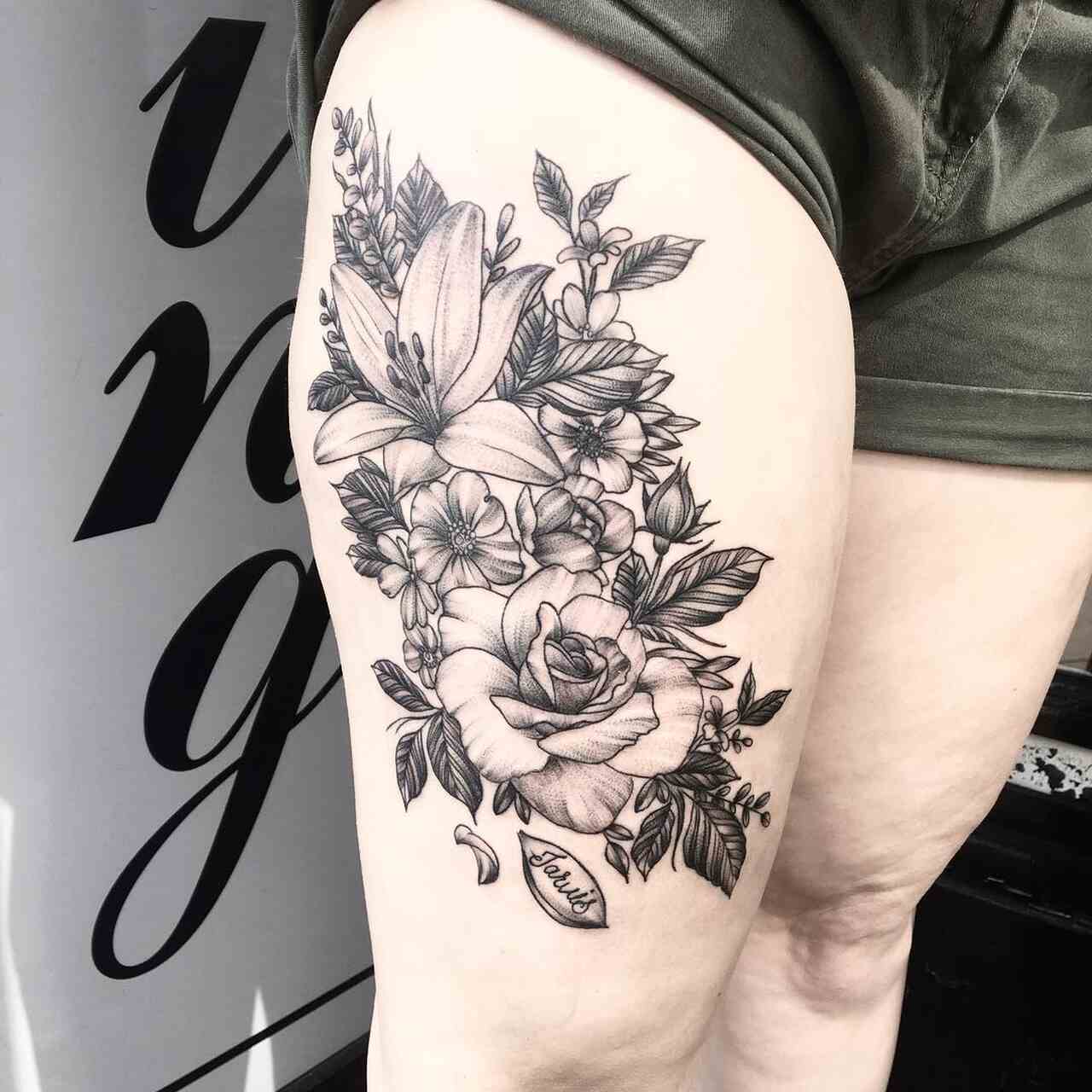 tatuagem feminina na coxa de leoa