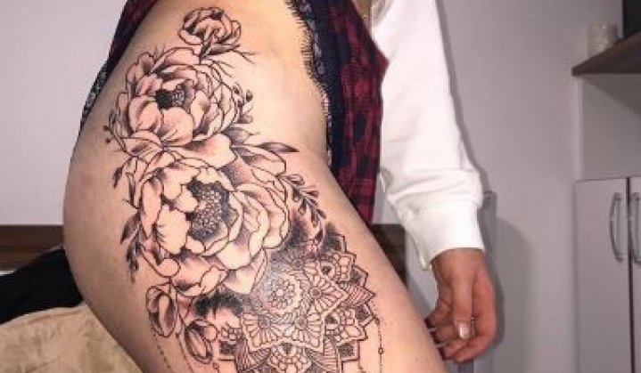 tatuagem feminina na coxa com frases