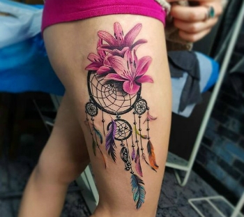 tatuagem feminina na coxa com flores