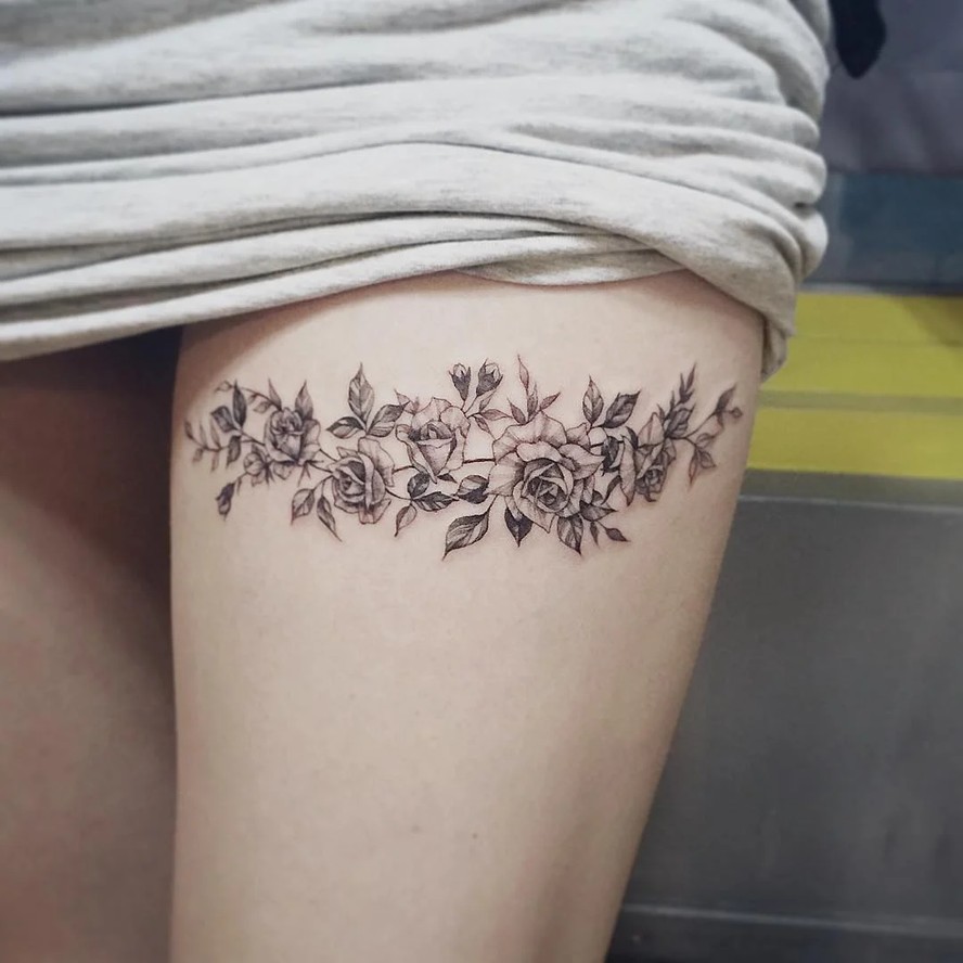 tatuagem feminina na coxa fineline