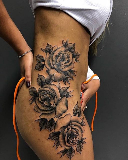 tatuagem feminina na coxa lateral