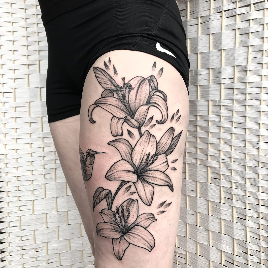 tatuagem feminina na coxa frontal