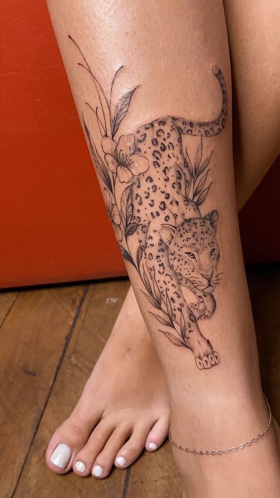 tatuagem delicada na panturrilha feminina