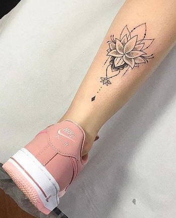 tatuagem panturrilha feminina aquarela