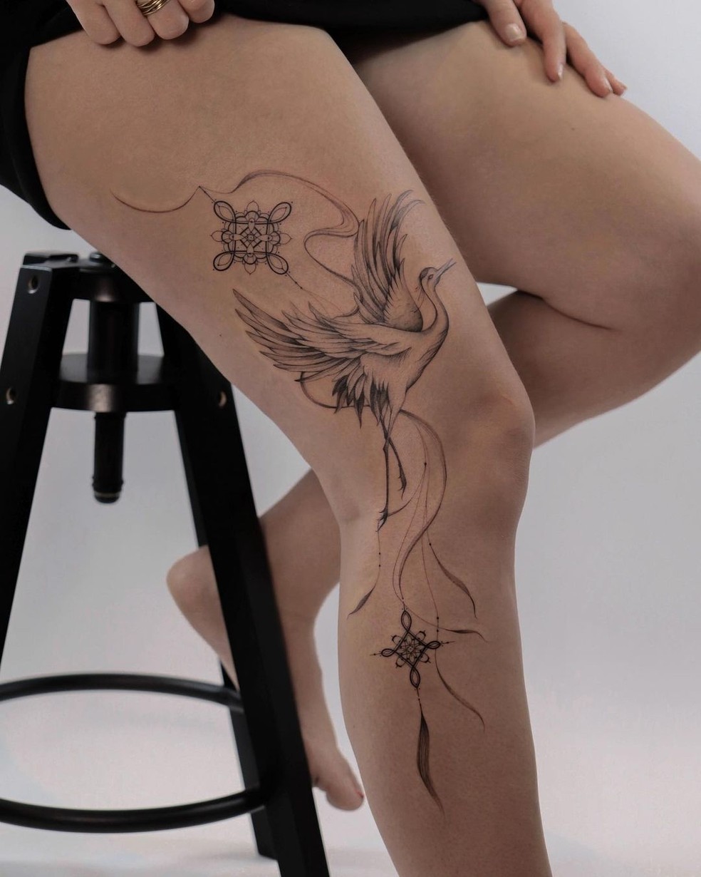 tatuagem feminina perna colorida