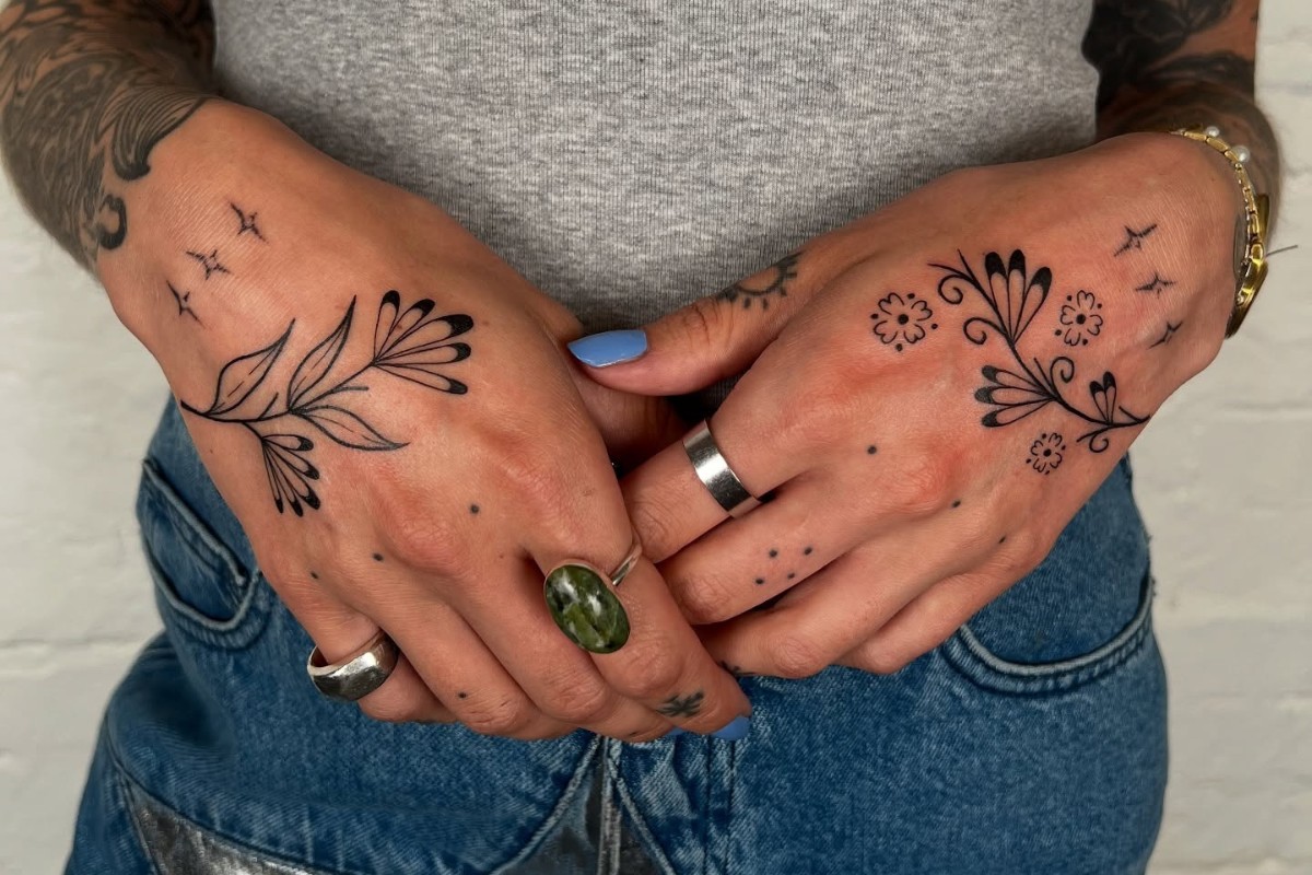tatuagem delicada na mão feminina