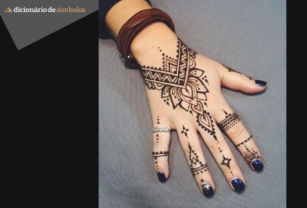 tatuagem delicada na mão feminina