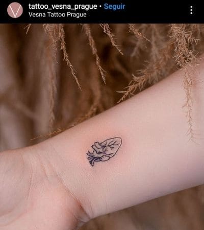 5 ideias de títulos:
1. Tatuagens Delicadas: Guia Completo de Estilos e Significados
2. Fineline vs. Minimalista: Qual o Estilo de Tatuagem Ideal para Você?
3. Os Melhores Lugares para Fazer Tatuagens Delicadas
4. Tatuagens Femininas com Símbolos: Natureza