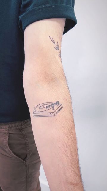 tatuagem fine line braço masculina