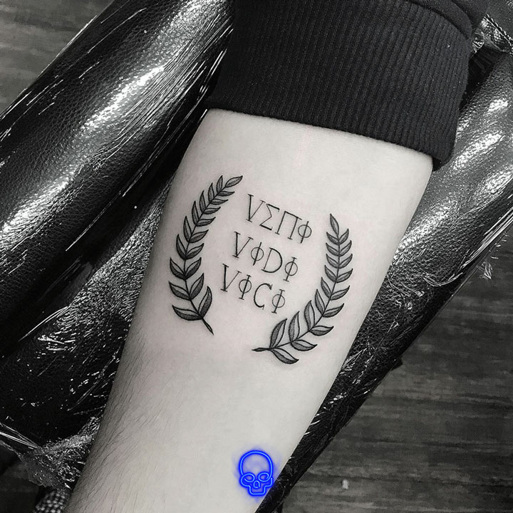 tatuagem fine line escrita masculina