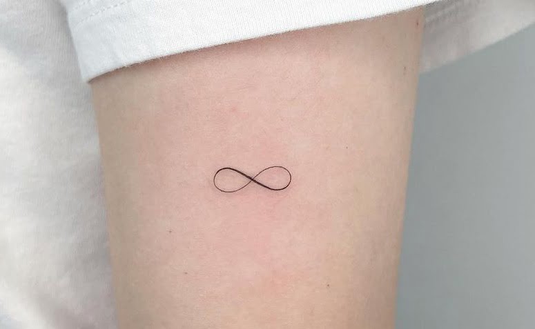 tatuagem infinito feminina