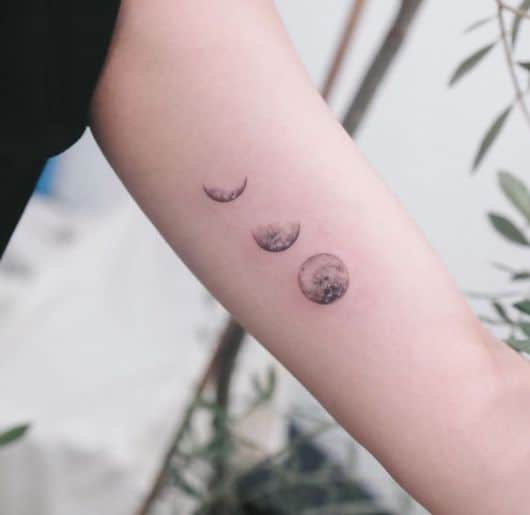 Tatuagem de Fases da Lua: Desvendando o Simbolismo e Ideias Criativas