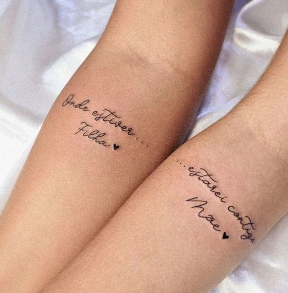 tatuagem mãe e filho delicada braço