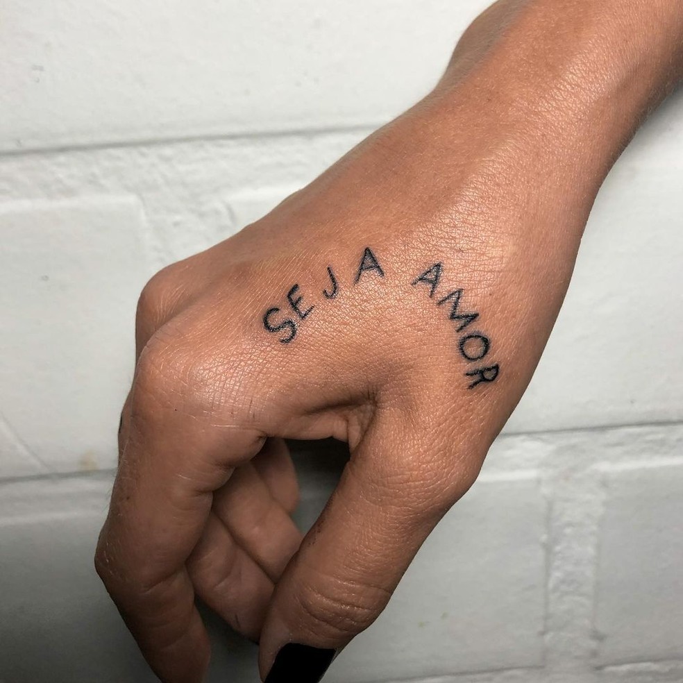 tatuagem escrita pulso e mão