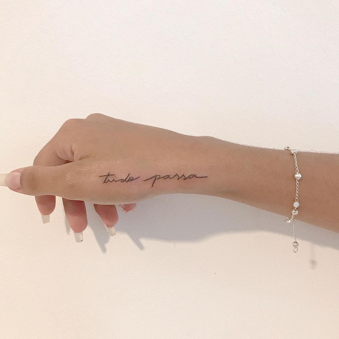 tatuagem na mao frase