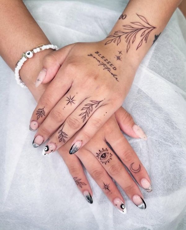 tatuagem frase dedo minimalista