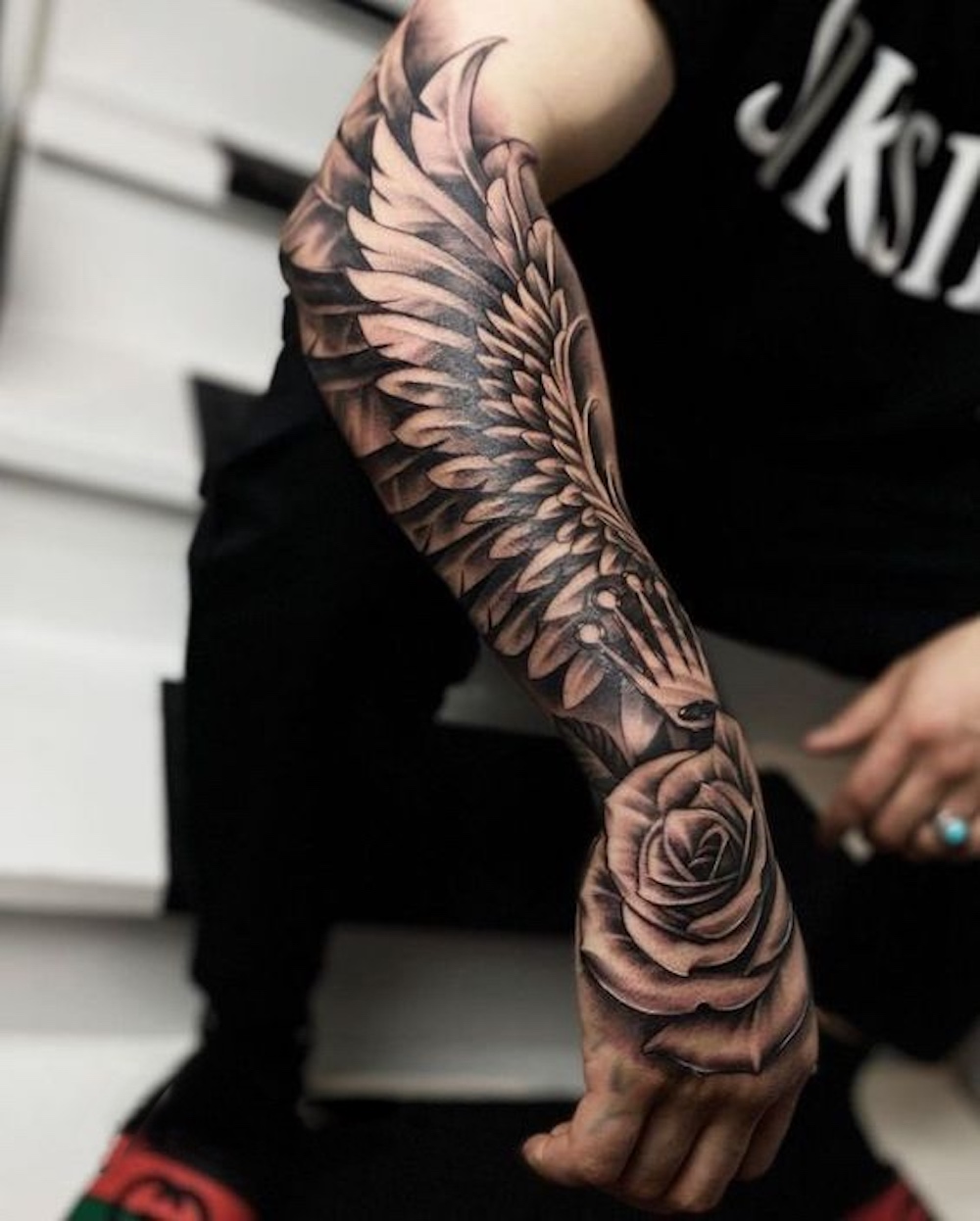 tatuagem de bússola antebraço masculino