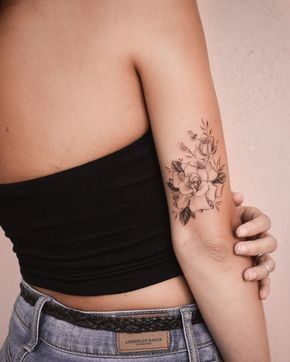 tatuagem no braço pequena feminina