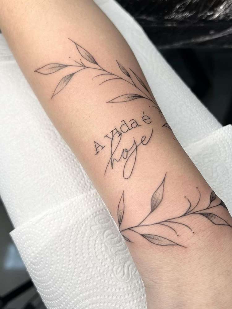 tatuagem no braço pequena feminina