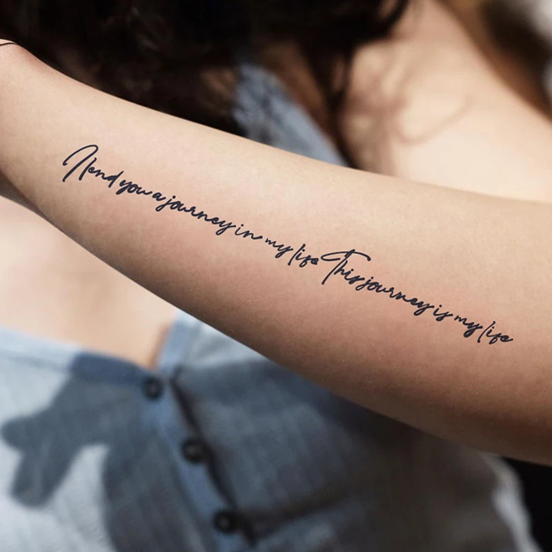 Guia Completo de Estilos para Tatuagens de Frases no Ombro