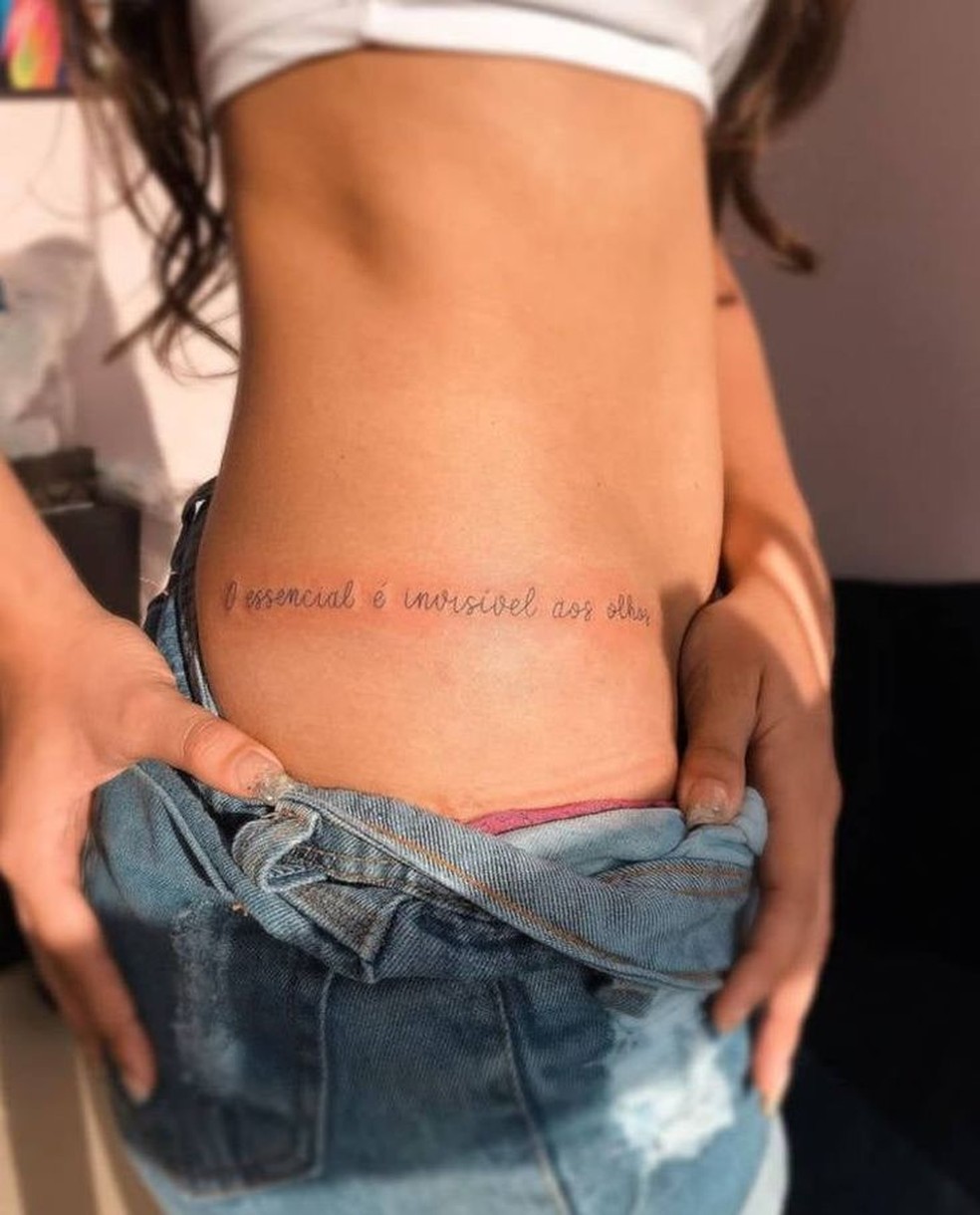 tatuagem no quadril frase delicada