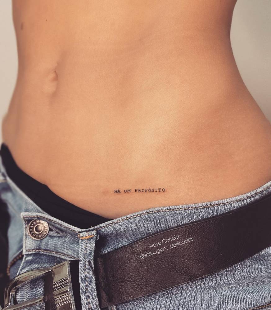 tatuagem no quadril frase delicada