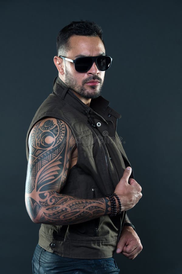 tatuagem fechamento de braço masculina