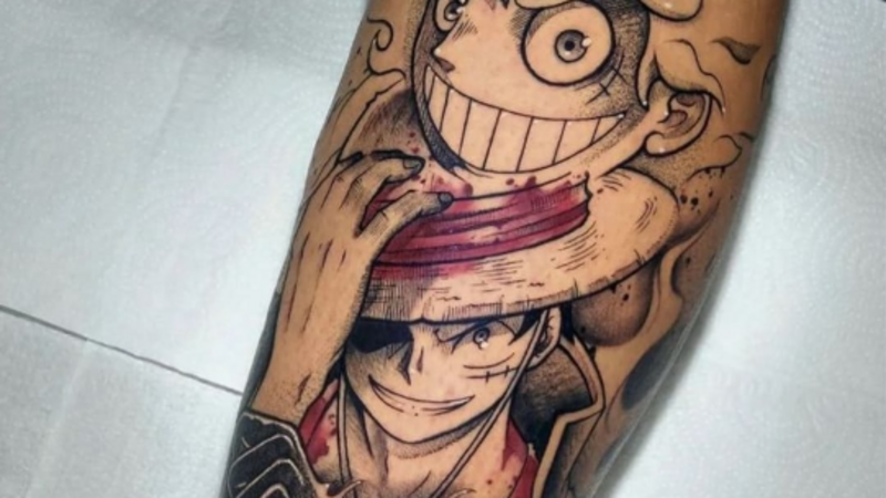 tatuagem one piece atrás da orelha