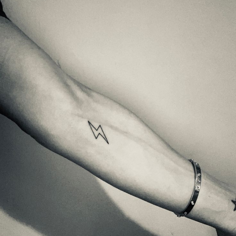 tatuagens de pescoço pequenas masculinas
